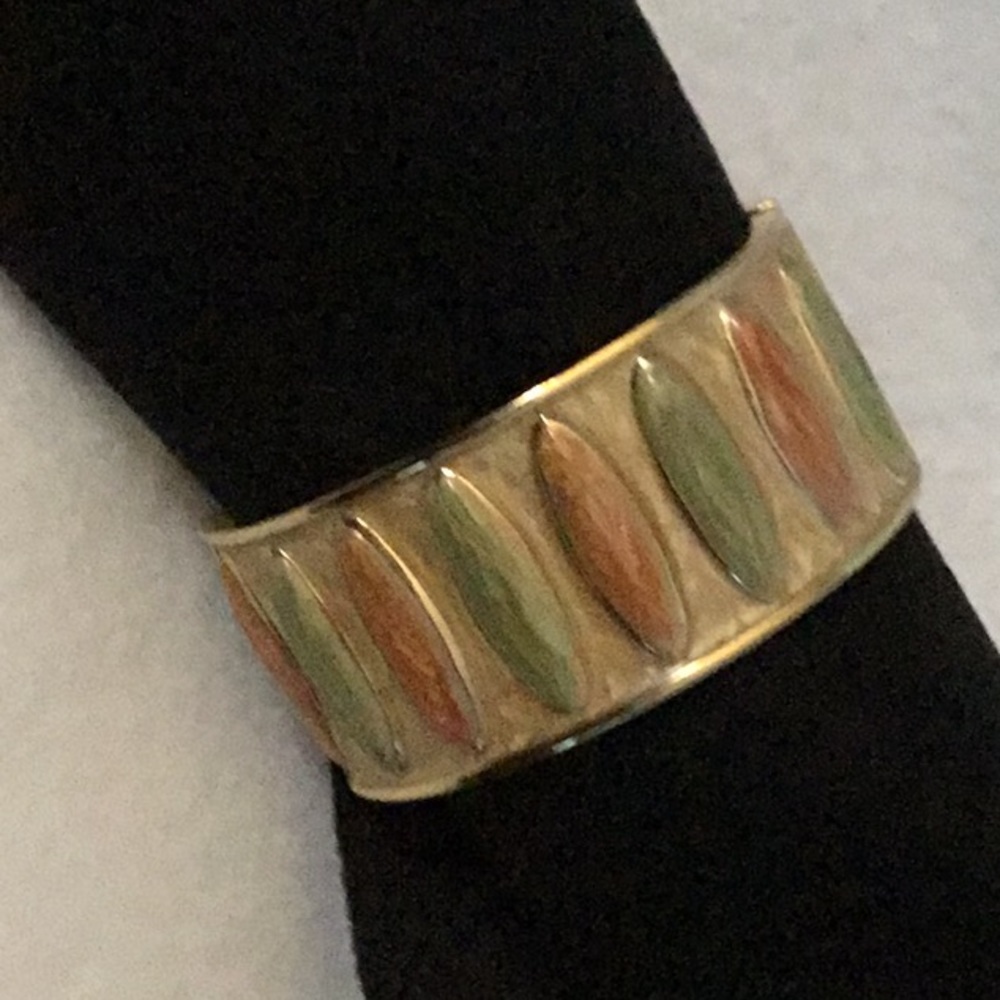 Oval spring-hinged cuff